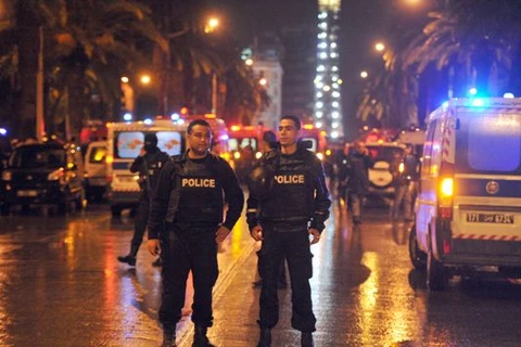 Cảnh sát Tunisia phong tỏa hiện trường một vụ đánh bom ở thủ đô Tunis, ngày 24/11. (Nguồn: AFP)