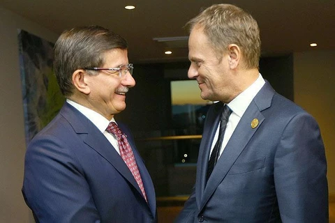 Thủ tướng Thổ Nhĩ Kỳ Ahmet Davutoglu gặp Chủ tịch Hội đồng châu Âu Donald Tusk. (Nguồn: aa.com.tr)