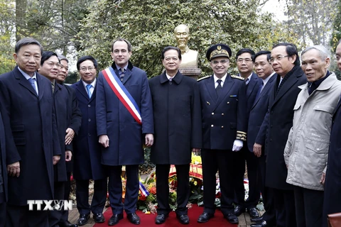 Thủ tướng Nguyễn Tấn Dũng và đoàn đại biểu Việt Nam với Đại diện thành phố Montreuil dưới tượng đài Bác. (Ảnh: Đức Tám/TTXVN)