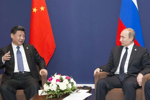 Chủ tịch Trung Quốc Tập Cận Bình gặp Tổng thống Nga Vladimir Putin bên lề COP21. (Nguồn: THX)