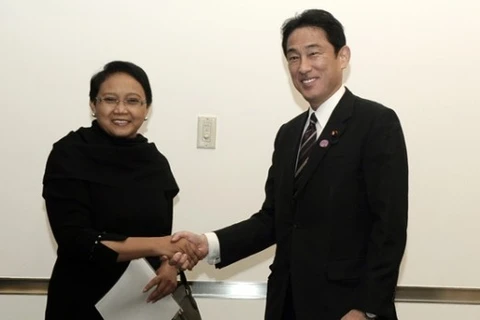 Ngoại trưởng Nhật Bản Fumio Kishida gặp người đồng cấp Indonesia Retno Marsudi bên lề APEC 2014. (Nguồn: lensaindonesia.com)