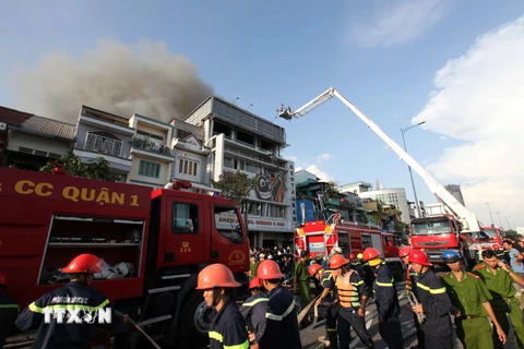 Hiện trường vụ cháy lớn xảy ra tại khu dân cư nằm trên Đại lộ Võ Văn Kiệt, ngày 1/12. Ảnh minh họa. (Ảnh: Mạnh Linh/TTXVN)