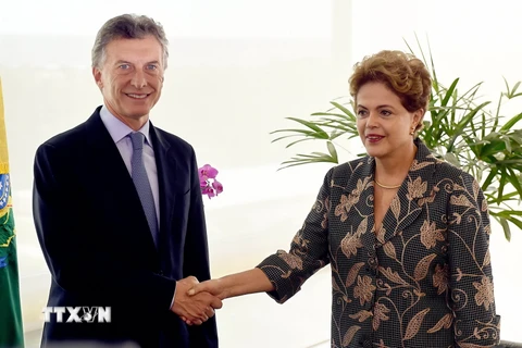 Tổng thống Brazil Dilma Rousseff (phải) đón, hội đàm với Tổng thống đắc cử Argentina Mauricio Macri (trái). (Nguồn: AFP)