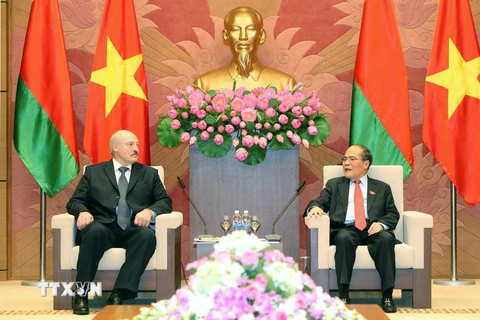 Chủ tịch Quốc hội Nguyễn Sinh Hùng tiếp Tổng thống Cộng hòa Belarus A.G. Kukashenko đang có chuyến thăm cấp Nhà nước Việt Nam. (Ảnh: Nhan Sáng/TTXVN) 