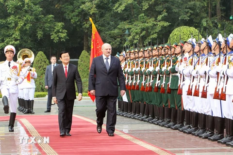 Chủ tịch nước Trương Tấn Sang và Tổng thống Lukashenko duyệt đội danh dự Quân đội Nhân dân Việt Nam. (Ảnh: Nguyễn Khang/TTXVN)