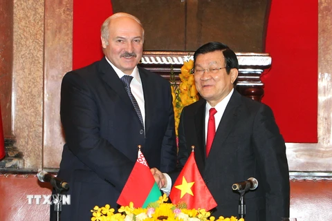 Chủ tịch nước Trương Tấn Sang và Tổng thống Cộng hòa Belarus Lukashenko tại lễ ký các văn kiện hợp tác giữa hai nước. (Ảnh: Nguyễn Khang/TTXVN)