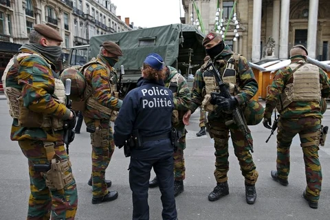 Cảnh sát vũ trang Bỉ đứng gác ở thủ đô Brussels, hồi tháng 11. (Nguồn: Reuters)