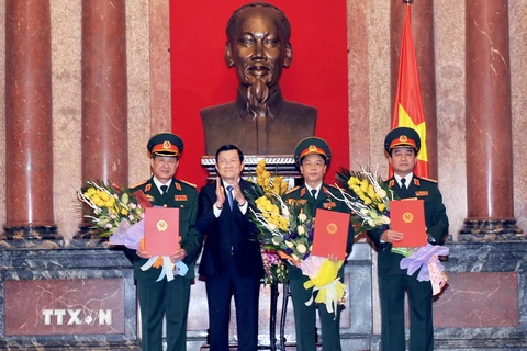 Chủ tịch nước Trương Tấn Sang trao quyết định quân hàm Thượng tướng cho các ông: Bế Xuân Trường, Võ Trọng Việt, Võ Văn Tuấn. (Ảnh: Trọng Đức/TTXVN)