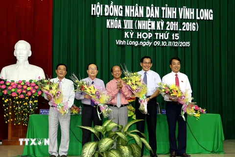Ông Lữ Quang Ngời (bìa phải) và ông Trần Hoàng Tựu (bìa trái) được bầu làm Phó Chủ tịch Ủy ban Nhân dân tỉnh Vĩnh Long nhiệm kỳ 2011-2016. (Ảnh: Phạm Minh Tuấn/TTXVN)
