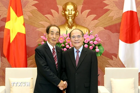 Chủ tịch Quốc hội Nguyễn Sinh Hùng tiếp Phó Chủ tịch Thượng viện Nhật Bản Koshiishi Azuma. (Ảnh: Nhan Sáng/TTXVN) 