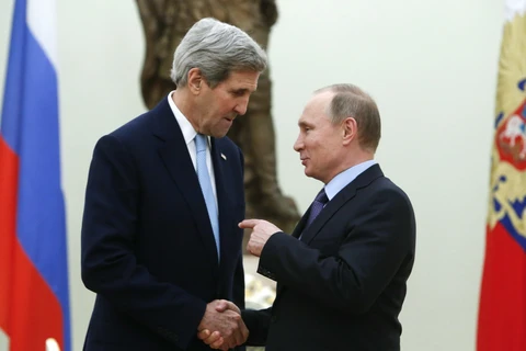 Tổng thống Nga Vladimir Putin đón tiếp, hội đàm với Ngoại trưởng Mỹ John Kerry. (Nguồn: AFP)