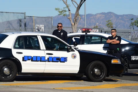 Lực lượng cảnh sát được triển khai bảo vệ khu vực trường học ở Los Angeles. (Nguồn: AFP)