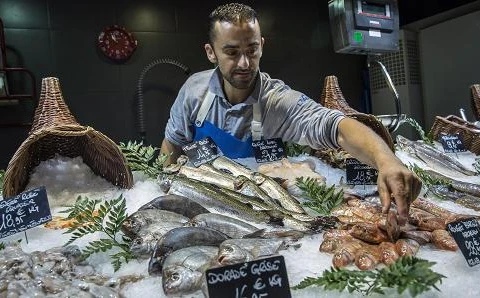 Một người bán cá tại một khu chợ ở Toulouse. (Nguồn: Getty Images)