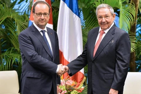 Tổng thống Pháp Francois Hollande gặp Chủ tịch Cuba Raul Castro ở La Habana, tháng 5. (Nguồn: AFP)