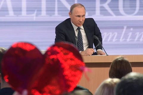 Tổng thống Nga Vladimir Putin trả lời phỏng vấn báo chí tại cuộc họp báo. (Nguồn: Sputnik)