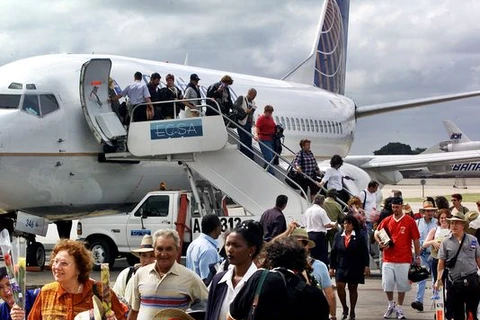 Chuyến bay chở khách đầu tiên từ Mỹ tới Cuba của hãng hàng không Continental Airlines, hạ cánh xuống sân bay Jose Marti, Cuba, năm 2001. (Nguồn: AP)