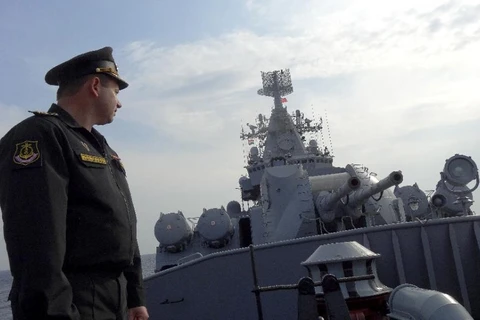 Đại úy Alexander Shvarts đứng bên cạnh ụ pháo trên chiến hạm Moskva. (Nguồn: AFP)
