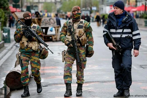 Cảnh sát vũ trang của Bỉ tuần tra trên đường phố. (Nguồn: dw.com) 