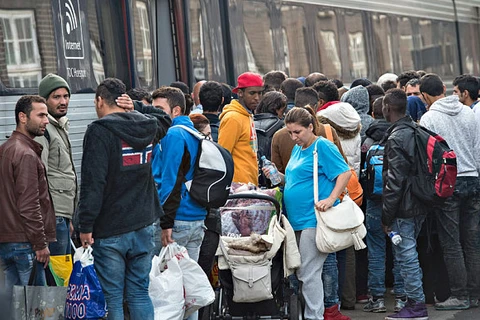 Người tị nạn đợi tàu tới Thụy Điển ở một nhà ga Đan Mạch. (Nguồn: EPA)