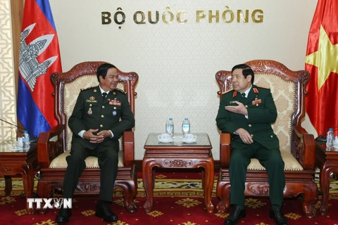 Đại tướng Phùng Quang Thanh tiếp Đại tướng Kun Kin, Phó Chủ tịch kiêm Tổng Thư ký Hội Cựu chiến binh Hoàng gia Campuchia. (Ảnh: Minh Khánh/TTXVN phát)