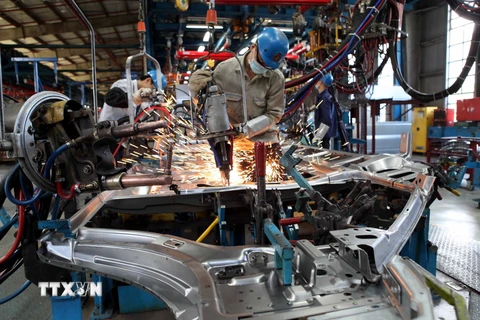 Sản xuất ôtô tại Nhà máy ôtô Ford Hải Dương, đơn vị có mức tăng trưởng khá, đóng góp lớn cho ngân sách. (Ảnh: Trần Việt/ TTXVN)
