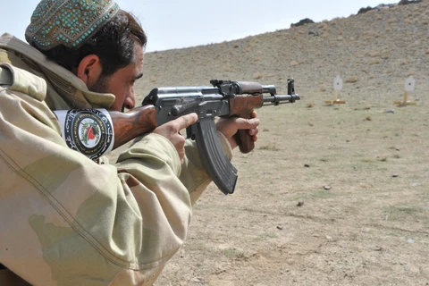 Một cảnh sát địa phương ở Afghanistan sử dụng súng AK-47 trong huấn luyện. (Nguồn: commons.wikimedia.org)
