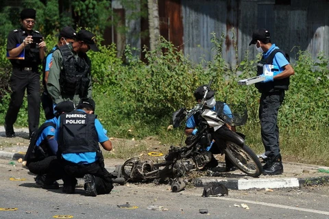 Cảnh sát điều tra hiện trường một vụ đánh bom bằng xe môtô ở Narathiwat hôm 12/12. (Nguồn: AFP)
