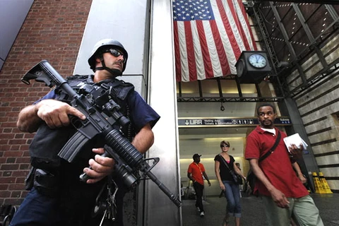 Cảnh sát vũ trang Mỹ đứng gác tại một địa điểm đông người ở New York. (Nguồn: Reuters)
