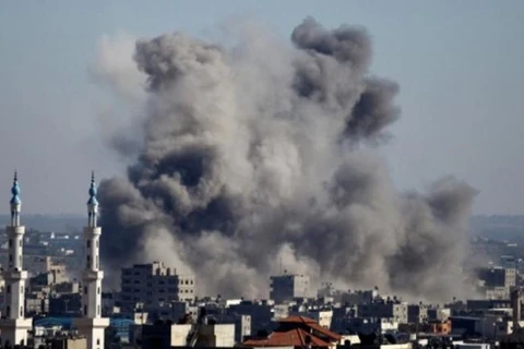 Khói bốc lên sau một cuộc không kích của Israel ở Dải Gaza, hồi tháng 7/2015. (Nguồn: AFP)