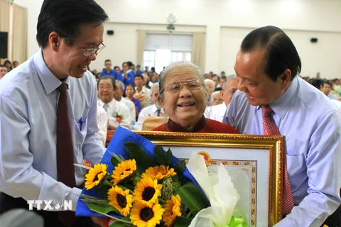 Lãnh đạo Thành phố Hồ Chí Minh trao Bằng chứng nhận danh hiệu "Bà mẹ Việt Nam Anh hùng” cho mẹ Lâm Thị Sảnh. (Ảnh: Hoàng Hải/TTXVN)