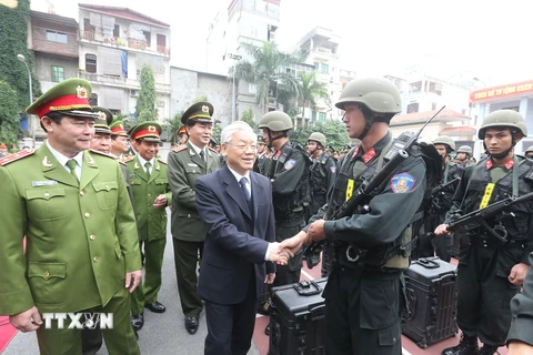 Tổng Bí thư Nguyễn Phú Trọng với cán bộ, chiến sỹ Bộ Tư lệnh cảnh sát cơ động. (Ảnh: Trí Dũng/TTXVN)