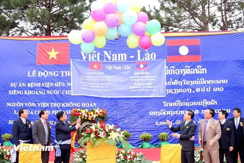 Lễ khởi công dự án Bệnh viện Hữu nghị Xiangkhouang. (Ảnh: Phạm Kiên/Vietnam+)