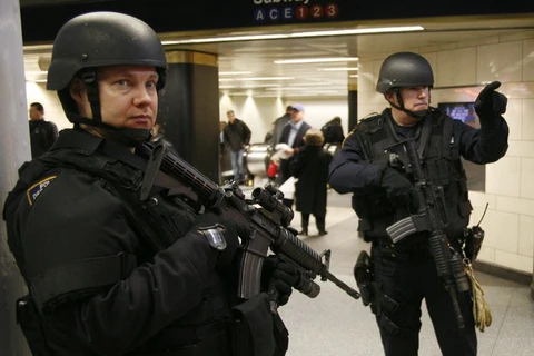 Cảnh sát vũ trang Mỹ bảo vệ một ga tàu điện ngầm. (Nguồn: AP)