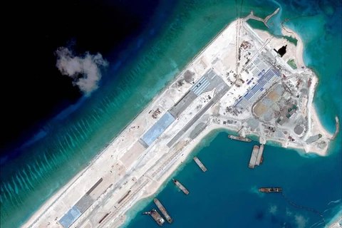 Ảnh chụp vệ tinh Đá Chữ Thập thuộc quần đảo Trường Sa của Việt Nam mà phía Trung Quốc chiếm đóng, xây dựng trái phép đường băng và cho máy bay hạ cánh. (Nguồn: ​CSIS)