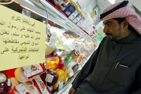 Một người Saudi Arabia đi mua hàng ở một siêu thị. (Nguồn: apa.az)