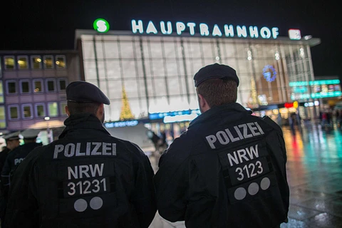Cảnh sát Đức đứng gác bên ngoài ga trung tâm Cologne. (Nguồn: AFP)