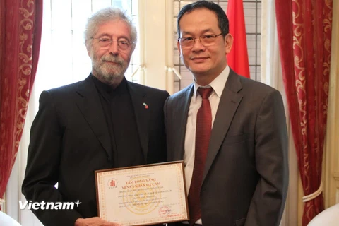 Đại sứ Nguyễn Đình Thao trao giấy chứng nhận Tấm lòng vàng của Hội nạn nhân chất độc da cam/dioxin cho ông Oscar Alberto Goldadler. (Ảnh: Diệu Hương/Vietnam+) 