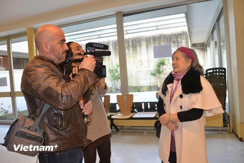 Bà Trần Tố Nga (phải) trả lời phỏng vấn báo chí Pháp. (Ảnh: Bích Hà/Vietnam+)