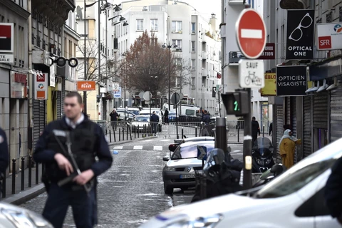 Hiện trường vụ tấn công cảnh sát Pháp hôm 7/1 ở Goutte d'Or, phía Bắc Paris. (Nguồn: AFP)