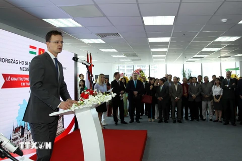 Bộ trưởng Ngoại giao và Kinh tế Đối ngoại Hungary Peter Szijjarto phát biểu tại lễ khai trương. (Ảnh: Thanh Vũ/TTXVN)