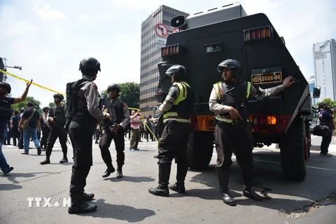 Cảnh sát Indonesia gác gần quán càphê Starbucks sau vụ tấn công. (Nguồn: AFP/TTXVN)