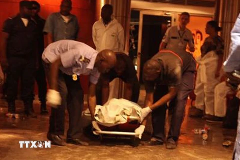 Chuyển một nạn nhân khỏi hiện trường vụ tấn công ở khách sạn Splendid ngày 16/1. (Nguồn: Reuters/ TTXVN) 