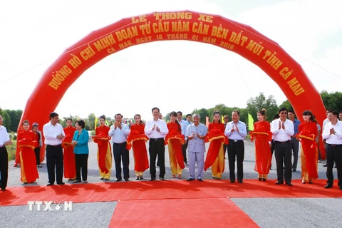 Thủ tướng Nguyễn Tấn Dũng và các đại biểu thực hiện nghi thức cắt băng Lễ thông xe đường Hồ Chí Minh. (Ảnh: Doãn Tấn/TTXVN) 