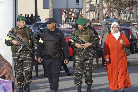 Lực lượng an ninh Maroc tuần tra trên đường phố Casablanca. (Nguồn: AP)