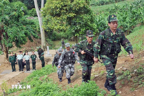 Lực lượng biên phòng hai nước Việt-Trung thực hiện việc tuần tra chung đường biên giới, tháng 5/2015. (Ảnh: Trọng Đức/TTXVN)