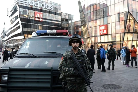 Cảnh sát vụ trang Trung Quốc bảo vệ một khu vực mua sắm đông người ở Bắc Kinh. (Nguồn: AFP)