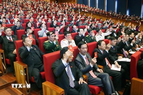 Các đại biểu biểu quyết thông qua Chương trình Đại hội đại biểu toàn quốc lần thứ XII của Đảng. (Nguồn: TTXVN)