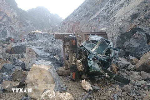 Chiếc xe ôtô để vận chuyển đá bị bẹp dúm tại hiện trường vụ sập mỏ đá ở thôn Đông Sơn, xã Yên Lâm, huyện Yên Định. (Ảnh: Hưng-Tư/TTXVN)