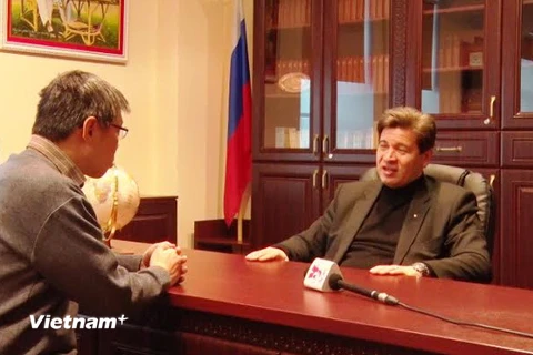 Giáo sư về Việt Nam học Vladimir Kolotov trả lời phỏng vấn phóng viên TTXVN. (Ảnh: Duy Trinh/Vietnam+)