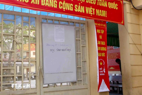 Trường Tiểu học Trưng Trắc, quận Hai Bà Trưng (Hà Nội) thông báo cho học sinh nghỉ học do rét đậm, rét hại (ảnh chụp sáng 25/1). (Ảnh: Quý Trung/TTXVN)
